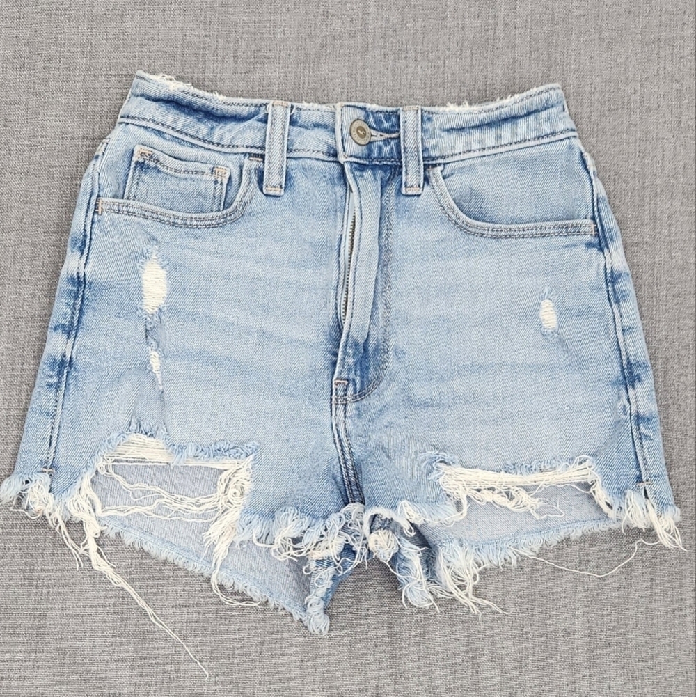 Hollister Ultra High-Rise Mom Shorts Light Wash Distressed Style Jean Shorts. 00